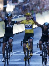 Jezdci týmu Sky s Chrisem Froomem (ve žlutém) projíždějí cílem závěrečné etapy Tour de France