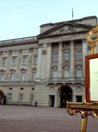Oficiální oznámení o narození syna prince Williama a vévodkyně z Cambridge na nádvoří Buckinghamského paláce