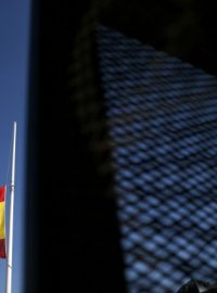 V centru Madridu vlaje španělská vlajka stažená na půl žerdi