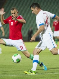 Vladimir Koman (vpravo) v souboji o míč s Markem Suchým během přípravného utkání mezi Maďarskem a Českem