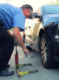 Městští strážníci v Jihlavě upozorňují na špatné parkování nasazením botičky
