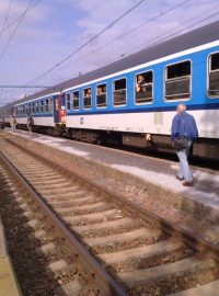 Zhruba tři hodiny byly dnes před polednem potíže na železnici mezi Prahou a Berounem. Stovky cestujících vysadila průvodčí v Dobřichovicích