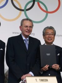 Končící předseda MOV Jacques Rogge (druhý zleva) s japonskými představiteli po zvolení Tokia za pořadatele letních Her v roce 2020