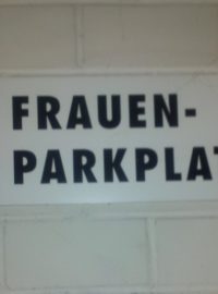 Označení parkovacího místa pro ženy v Berlíně