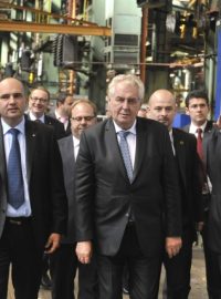 Prezident Miloš Zeman se poslední den návštěvy Moravskoslezského kraje vypravil i do výrobního závodu automobilky Tatra v Kopřivnici