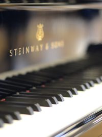 Klavír proslulé značky Steinway