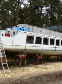 Oprava výletního parníku Máj na břehu Máchova jezera