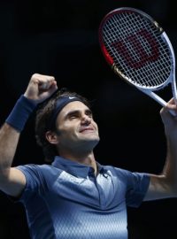 Roger Federer slaví postup do semifinále Turnaje mistrů v Londýně