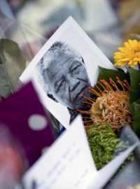 Lidé přinášejí květiny k sochám Nelsona Mandely, zapalují svíčky a zpívají písně, ve kterých se s otcem nové Jižní Afriky, jak mu říkají, loučí.