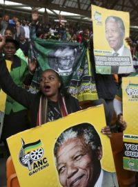 Lidé s portréty Nelsona Mandely přišli na fotbalový stadion v Johannesburgu uctít památku zesnulého exprezidenta