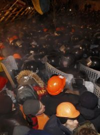 Proevropští demonstranti se v centru Kyjeva střetli s pořádkovými silami
