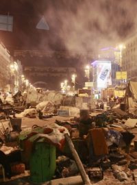 Zničené stanové městečko demonstrantů nedaleko náměstí Nezávislosti v Kyjevě