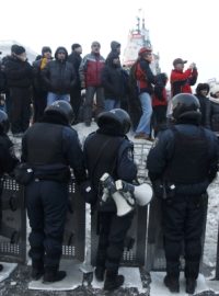 Demonstranty na náměstí Nezávislosti blokují policisté
