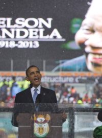 Americký prezident Barack Obama při pietním ceremoniálu za Nelsona Mandelu (vpravo) a překladatel do znakové řeči, který nepředvedl zrovna nejlepší výkon