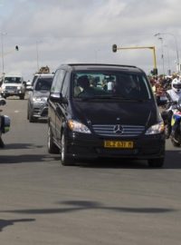 Rakev s ostatky Nelsona Mandely míří v proskleném voze do vesnice Qunu