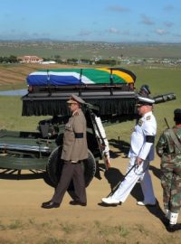 Ostatky bývalého prezidenta Jihoafrické republiky Nelsona Mandely jsou převáženy na rodinný pozemek ve vesnici Qunu