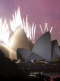 Velkolepý ohňostroj nad Sydney ohlásil nový rok 2014