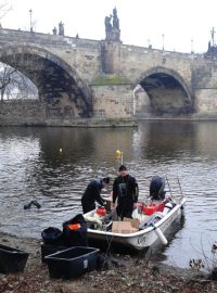 Potápěči se chystají prozkoumávat dno Vltavy u Karlova mostu