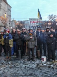 Ukrajina, Kyjev, ráno po střetech s policií. Proevropští demonstranti nedaleko vládní budovy zpívají národní hymnu