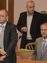 Před soudem stanuli bývalý ministr obrany Martin Barták (vlevo) a zbrojař Michal Smrž (vpravo)