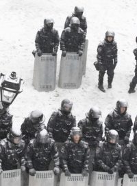Demonstranty v Kyjevě policie drží od vládních budov
