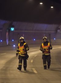 Hasiči procházejí uzavřeným Lochkovským tunelem