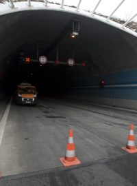 Uzavřený Lochkovský tunel na Pražském okruhu