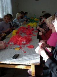 Kunovické dobrovolnice vyrobí přes čtyřicet tisíc papírových růžiček