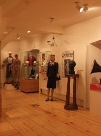 Výstava Elegance doby R. A. Dvorského v Městském muzeum Dvůr Králové nad Labem