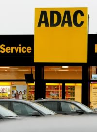 Spolek ADAC už dávno nefunguje jen jako služba motoristům, má vlastní cestovní kancelář, vydavatelství, záchrannou leteckou službu, na kterou dostává peníze od zdravotních pojišťoven.
