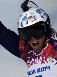 Česká snowboardistka Eva Samková ovládla olympijský závod ve snowboardcrossu