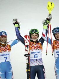 Zleva: Marlies Schildová, Mikaela Shiffrinová a Kathrin Zettelová se radují po slalomovém závodě