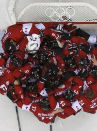 Radost kanadských hokejistů po zisku devátého olympijského titulu na Hrách v Soči