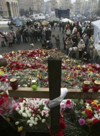 Lidé projevují v Kyjevě pietu vůči obětem násilných střetů