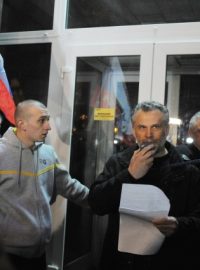 Nový starosta Sevastopolu Alexej Čalyj (uprostřed s mikrofonem), místní obchodník a ruský občan