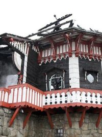 Rozsáhlý požár poničil chatu Libušín na Pustevnách, škody šplhají do desítek miliónů