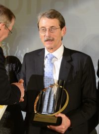 Podnikatelem roku 2013 se stal majitel největší české textilní společnosti Juta ze Dvora Králové Jiří Hlavatý. Vítěznou trofej převzal z rukou ministra financí Andreje Babiše (vpravo)