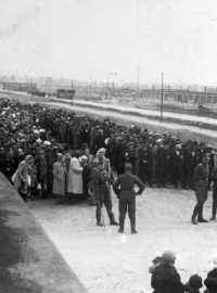 Příjezd transportu do Osvětimi-Březinky v roce 1944