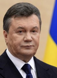 V Rostově na Donu se už podruhé v posledních dnech na tiskové konferenci objevil dnes už bývalý prezident Ukrajiny Viktor Janukovyč. Jeho vystoupení trvalo pouhých 8 minut a shromážděným novinářům bylo předem sděleno, že „s otázkami se nepočítá“
