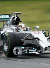 S vlhkým okruhem v Melbourne si během sobotní kvalifikace poradil nejlépe Lewis Hamilton s Mercedesem
