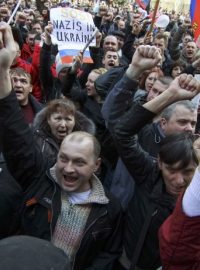 Ukrajina, Doněck. Proruská demonstrace v den konání referenda na Krymu