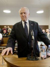 Někdejší předseda dozorčí rady Tatry William Cabaniss vypověděl, že si mu Barták v únoru 2008 neúspěšně řekl o úplatek