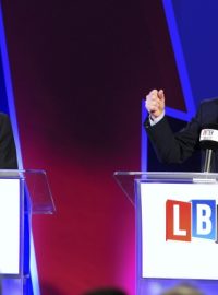 Předseda euroskeptické Strany pro nezávislost Spojeného království Nigel Farage (vlevo) se na rozhlasové stanici LBC utkal v debatě s vicepremiérem a předsedou liberálních demokratů Nickem Cleggem