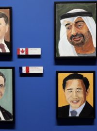 Portréty světových lídrů namalované Georgem Bushem mladším – kanadský premiér Stephen Harper, korunní princ Abú Dhabí Zájid an-Nahján, bývalý francouzský prezident Nicolas Sarkozy a bývalý jihokorejský prezident Lee Myung-bak