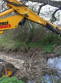 Vodohospodáři odstraňovali bobří hráz, která téměř ucpala jihomoravskou říčku Kyjovku