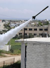 Raketa vypálená opozičními vojsky ve městě Muhrada