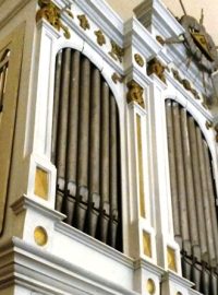 Současné varhany v kostele v Chyškách u Milevska