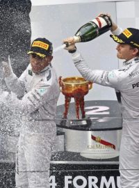 Lewis Hamilton (vlevo) a Nico Rosberg slaví triumf závodě F1 v Číně