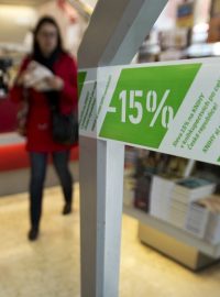 V rámci akce Knihy bez DPH lákali prodejci čtenáře na ceny snížené o 15 procent