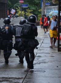 Skupina policistů se blíží k vchodu do favely Pavao-Pavaozinho